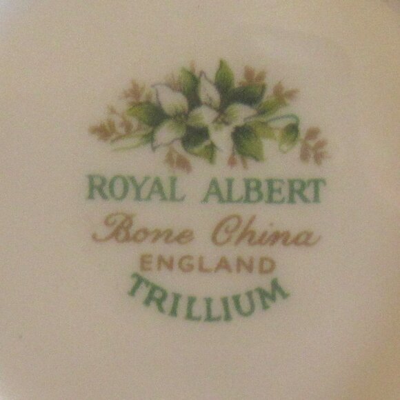 Royal Albert Trillium Sugar Bowl, Gold Gilt Trim, Finest English Bone China  I11 - Picture 3 of 3